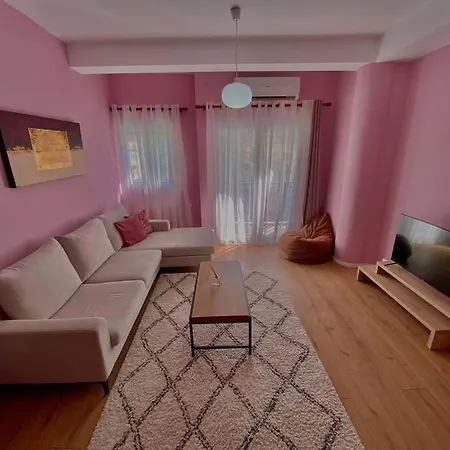 City Center Apartment In Tirana アパート
